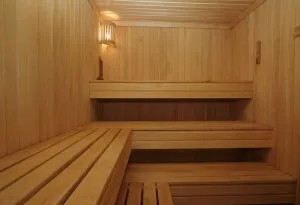 Внутри бани из сосны