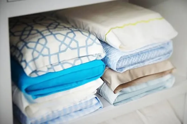 Как компактно сложить постельное бельё в шкафу 