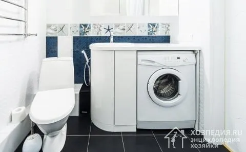Классический вариант для установки стиральной машины-автомат – ванная комната. Здесь есть необходимые коммуникации и возможность подключения к электросети