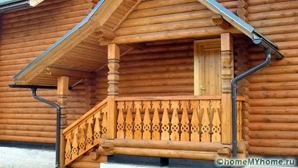 Деревянную конструкцию можно декорировать интересными резными орнаментами