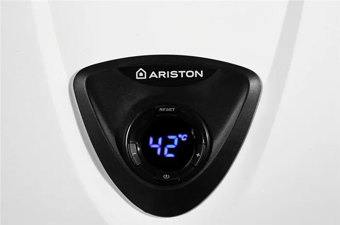 Колонки Аристон оснащены специальной кнопкой для розжига, расположенной на дисплее 