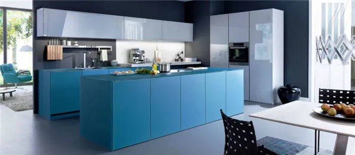 Кухонный гарнитур в голубом цвете с островом