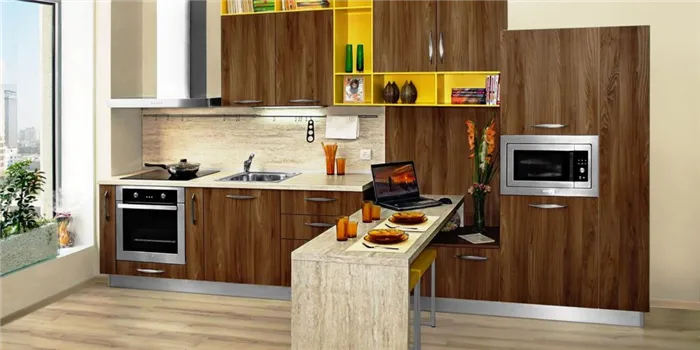 Фото комплекта кухонной мебели с пеналом и навесными шкафчиками