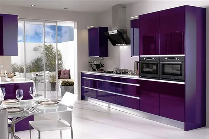 Фото кухонного гарнитура с глянцевыми фасадами, выдвижными и распашными шкафчиками