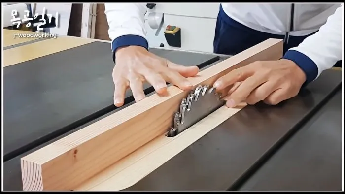 Надежный способ тройного углового соединения деревянных деталей