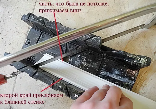 Как резать потолочный плинтус в углах: как правильно отрезать, подрезать, вырезать, срезать углы, обрезать на углах, подрезка со стуслом и без стусл