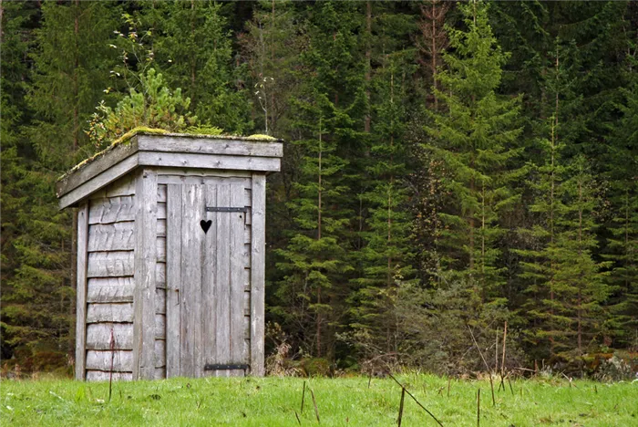 Классический деревянный туалет