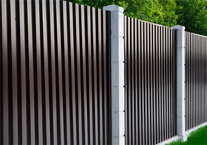 Как сделать красивый забор из металлопрофиля с металлическими столбами своими руками