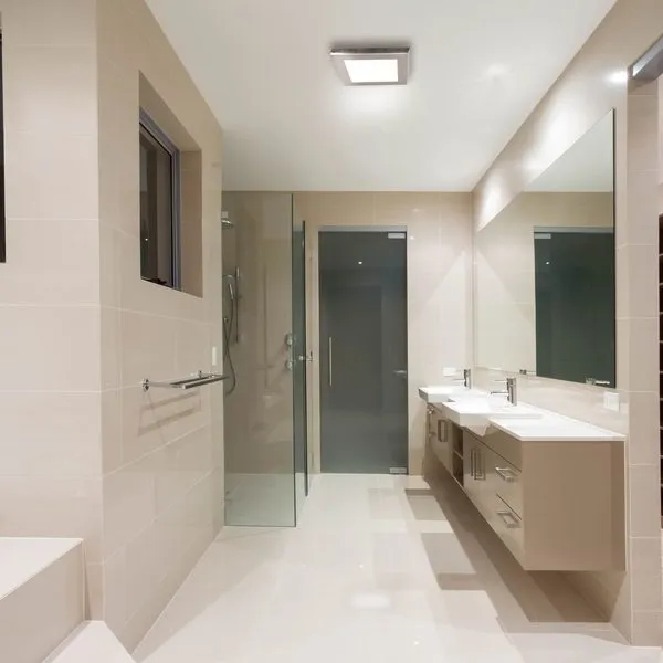 Потолочный светильник в ванной