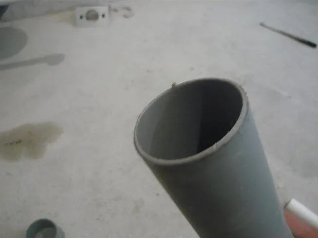 Зачищенный резанный торец канализационной трубы