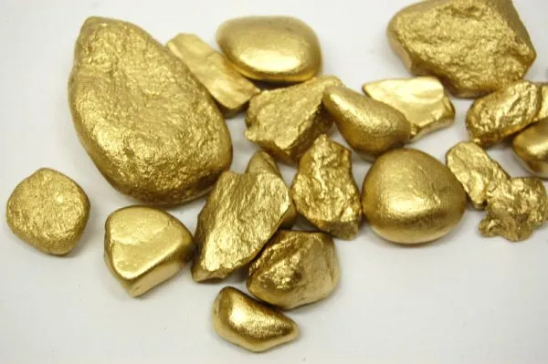 Золотая краска по камню всегда очень привлекательна уже сама по себе, теперь главное только найти правильное место этим «сокровищам»
