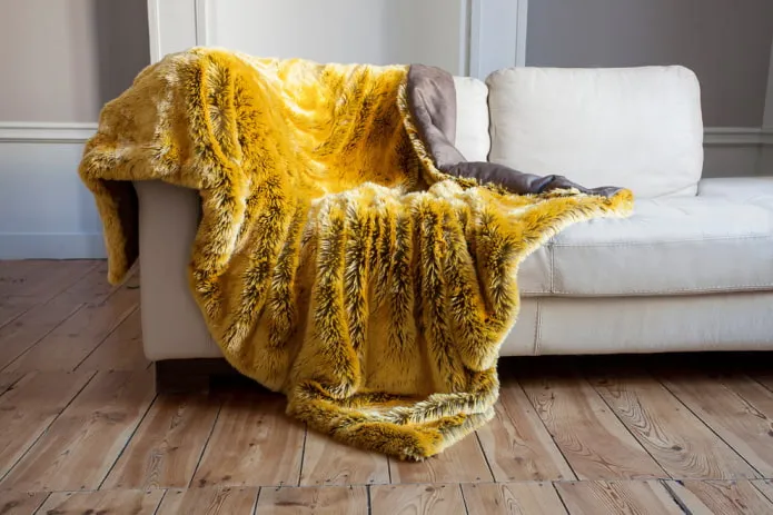 желтое покрывало для дивана в интерьере