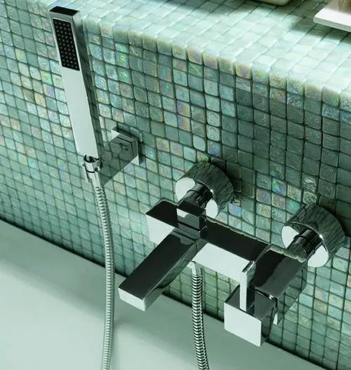 Настенный современный смеситель в ванную
