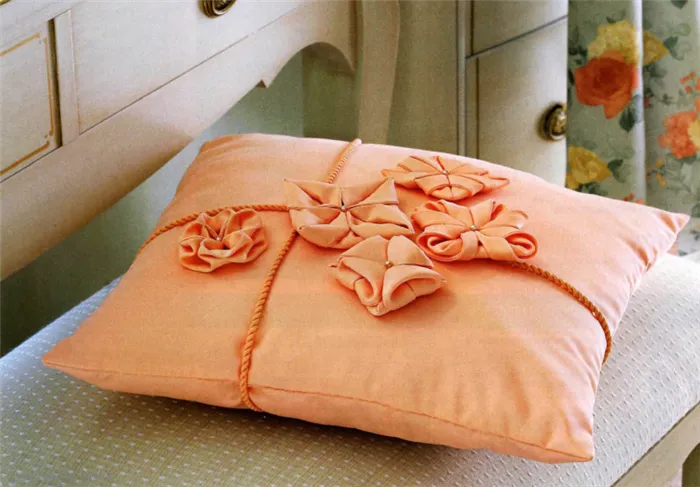 Оригинальная подушка с розочками ручной работы