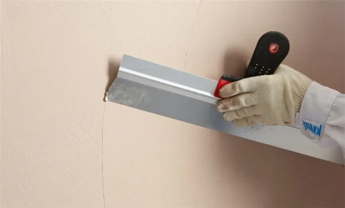Нанесение шпаклевки на стену