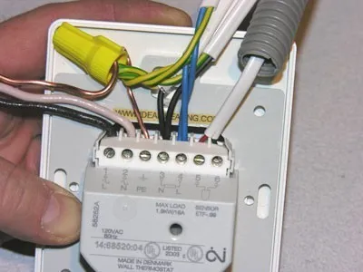 Подключение кабелей к клеммам терморегулятора