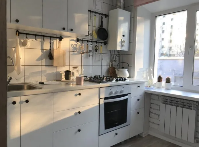 белая кухня с котлом