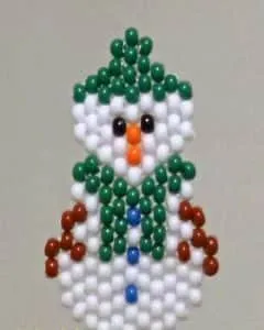 Новогодняя игрушка из бисера: снеговик