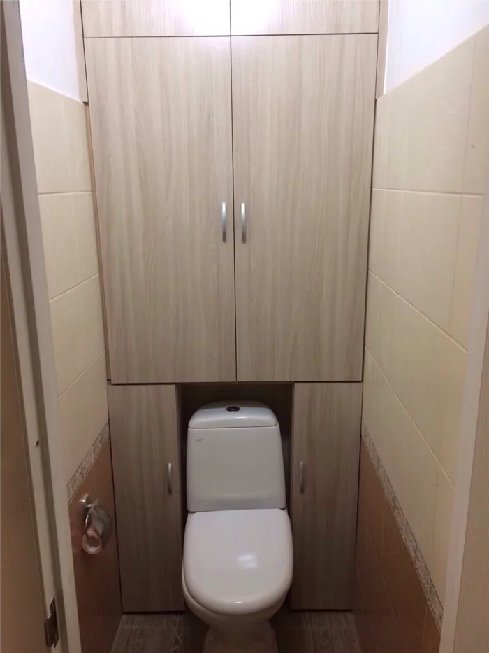 двери в шкафу для туалета
