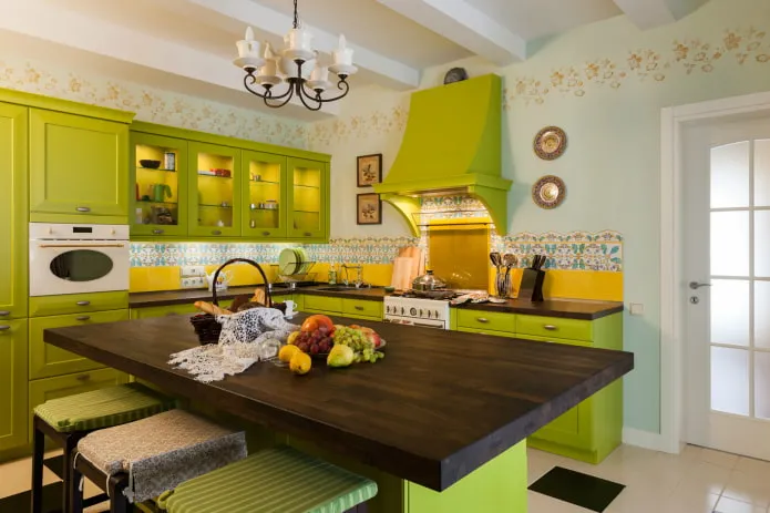 кухня с салатовым мебельным гарнитуром и желтым фартуком