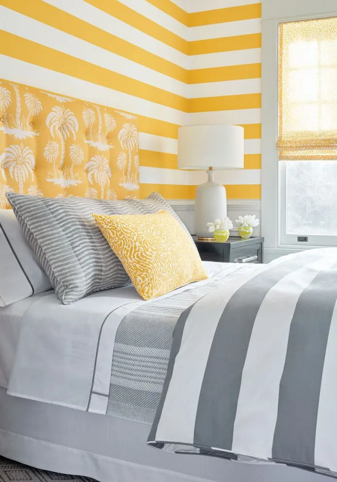 спальня в желто-серой гамме с полосатыми обоями