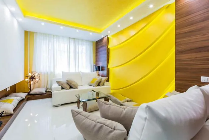 желтый натяжной потолок и настенный декор в гостиной