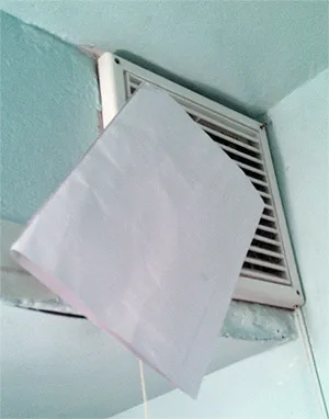 Проверка работы вытяжки в ванной с помощью листа бумаги (фото)