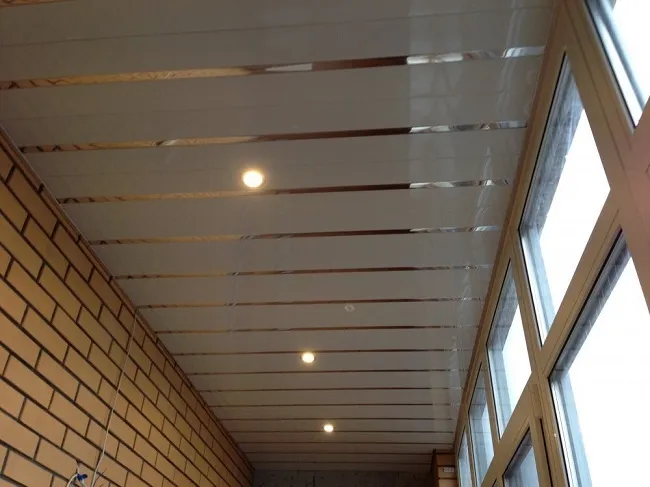 потолок на балконе из глянцевого пластика