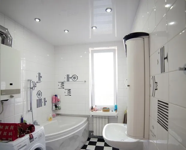 Варианты освещения натяжного потолка в ванной