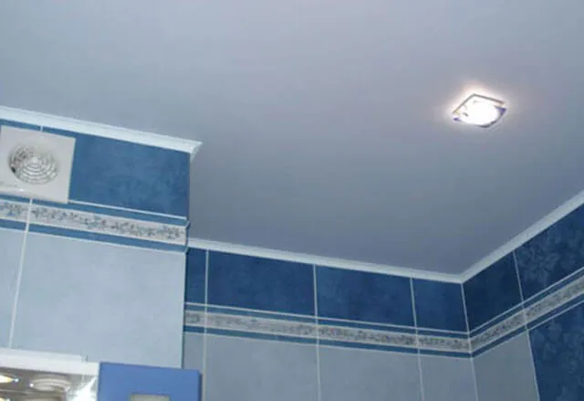 потолок в ванной натяжной глянцевый потолок