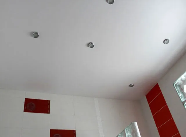 сатиновый натяжной потолок в ванной