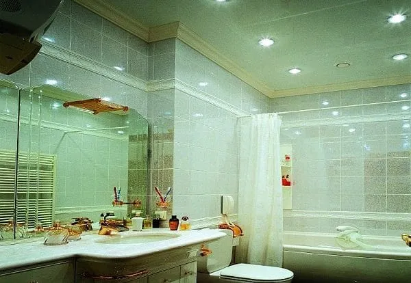 Сатиновый потолок в ванной комнате со встроенным освещением
