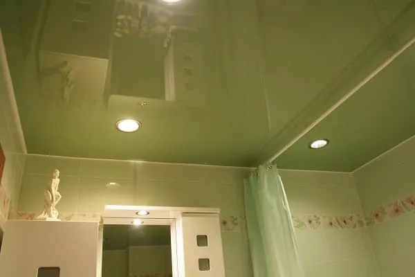 какой натяжной потолок выбрать для ванной: особенности глянцевых полотен