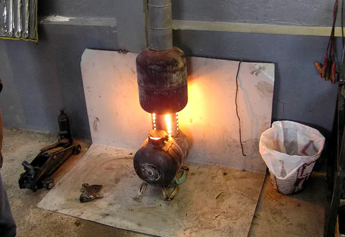 Отопительный агрегат устанавливают на твёрдой ровной поверхности, закрытой металлом или керамической плиткой