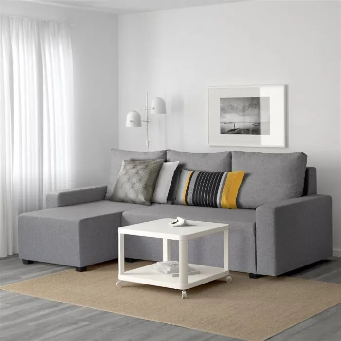 Маленький серый диван в дизайне гостиной