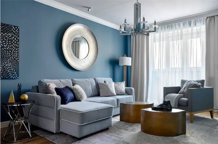 Серый диван в синей гостиной