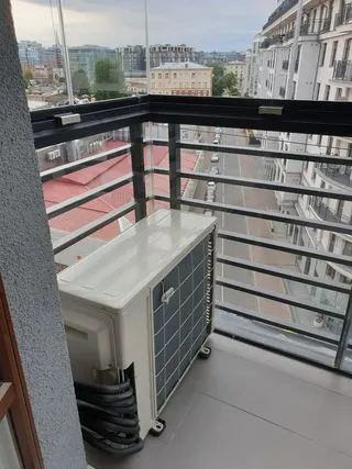 Внешний блок кондиционера на застекленном балконе