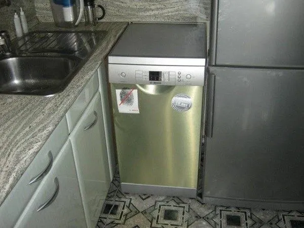 А вот рядом с холодильником интересующий нас аппарат поставить можно, так как для него это будет полностью безопасное соседство