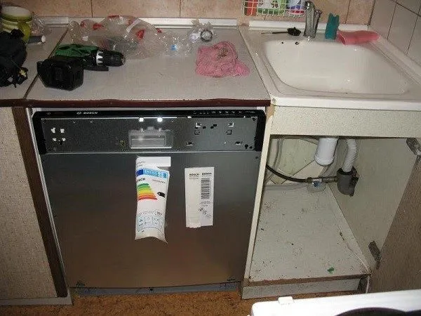 Чтобы подключить посудомойку, необходимо подготовить некоторые инструменты