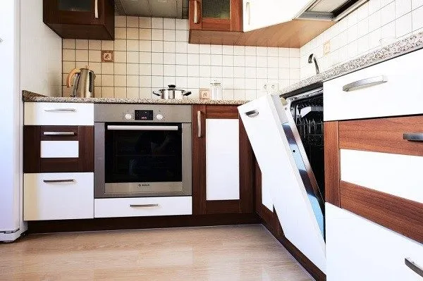 Посудомоечная машина должна устанавливаться на конкретное место в кухне, с учетом расположения остальных встроенных агрегатов