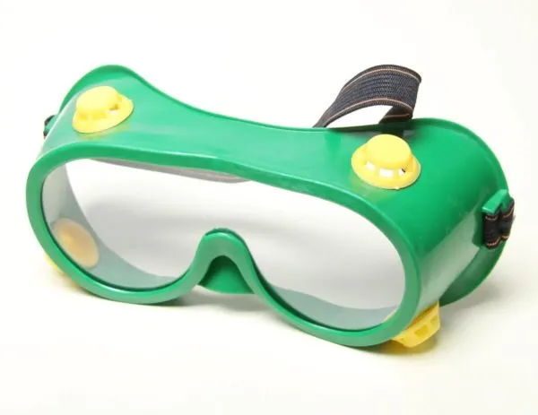 Защитные очки при работе с деревом помогут уберечь глаза