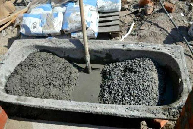 Как быстро замешать бетон вручную 