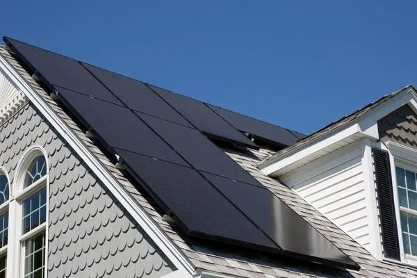 Дом с монокристаллическими солнечными батареями на крыше