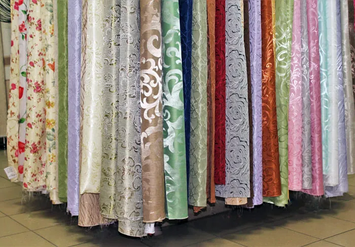 Обычно ненатуральный текстиль дополняется различными орнаментами или узорами, из-за чего возрастает в цене