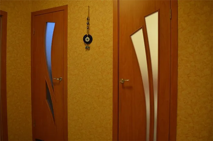 Двери со стеклянными вставками смотрятся оригинальнее глухих конструкций