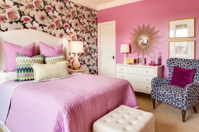 Обои с крупными цветками в дизайне спальни для девушки