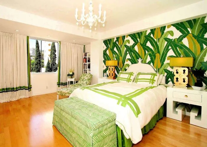 Фотообои с крупными листьями в интерьере спальни