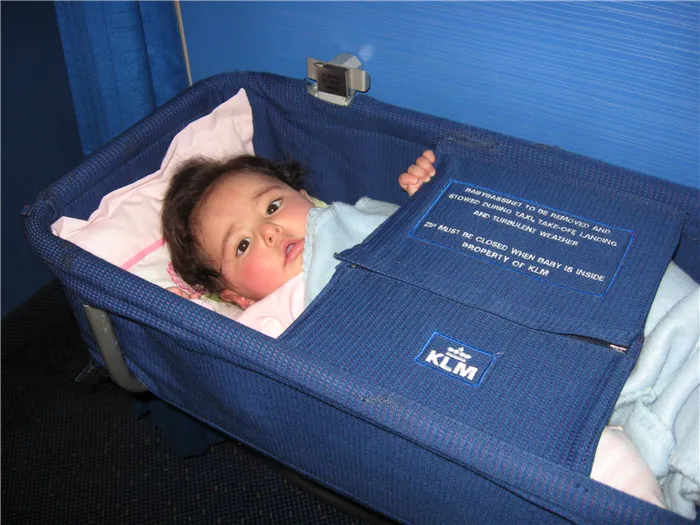 Специальная люлька в самолете для малыша;