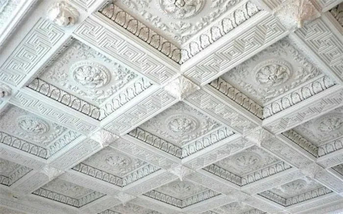 Дизайн кессонного потолка должен гармонично сочетаться с общим интерьером