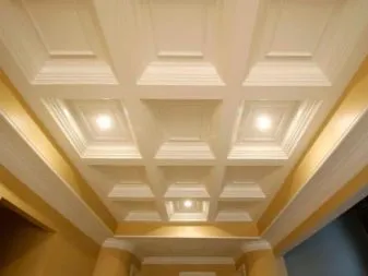 Шикарный кессонный потолок из дерева станет главным украшением интерьера комнаты